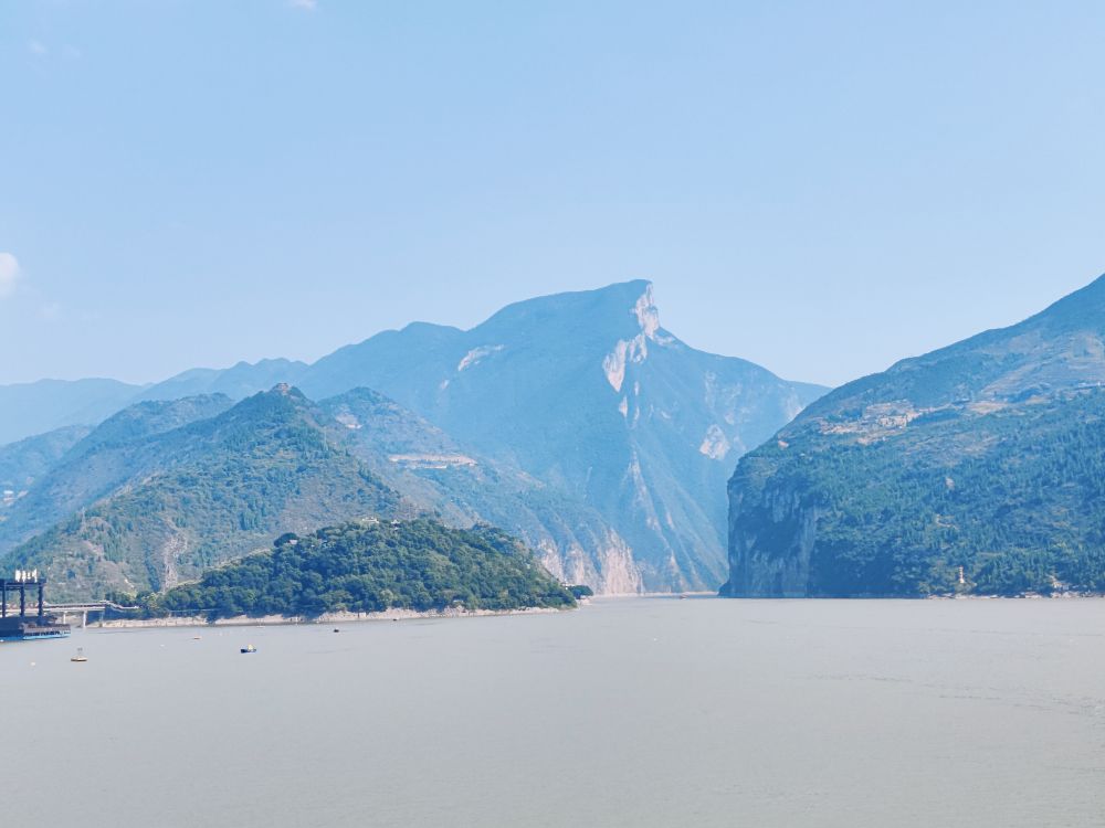 。白帝高为三峡镇，瞿塘险过百牢关。——唐杜甫《夔州歌十绝句·其一》白帝高为三峡镇，瞿塘险过百牢关。历代文人墨客到了夔州，无不游目骋怀