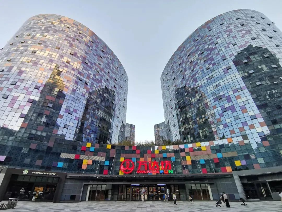 2022年9月,位于郑州花园路万达坊和郑东新区万达坊在同一天悄悄开业