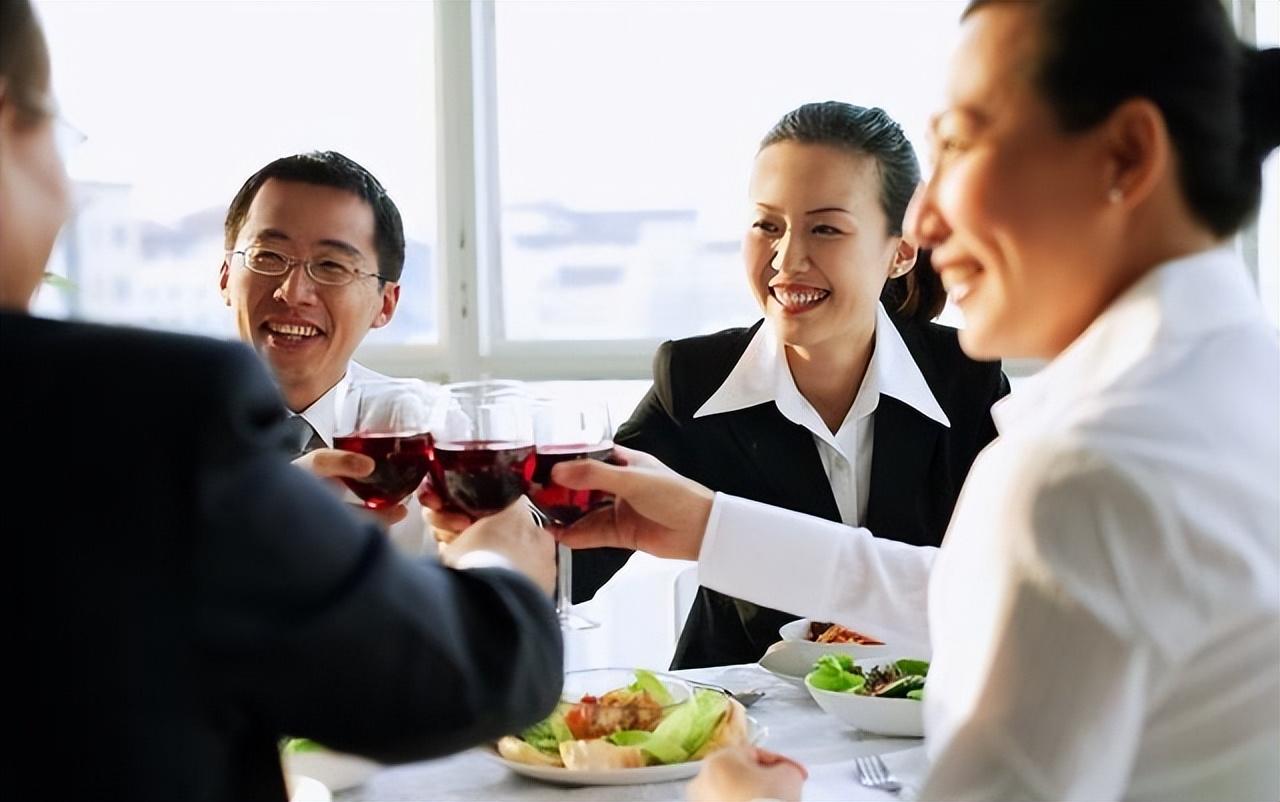 职场必备:饭桌酒桌攻心术,学会这几点,做个会来事的职场人 - 各地钢市