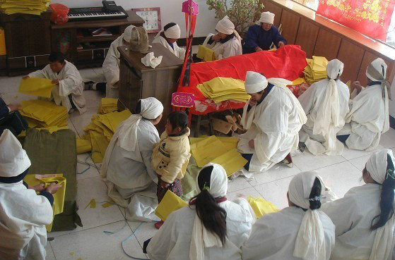 逝者遗体停放于正厅中央,正厅设为灵堂,灵堂墙上不能有任何彩色的装饰