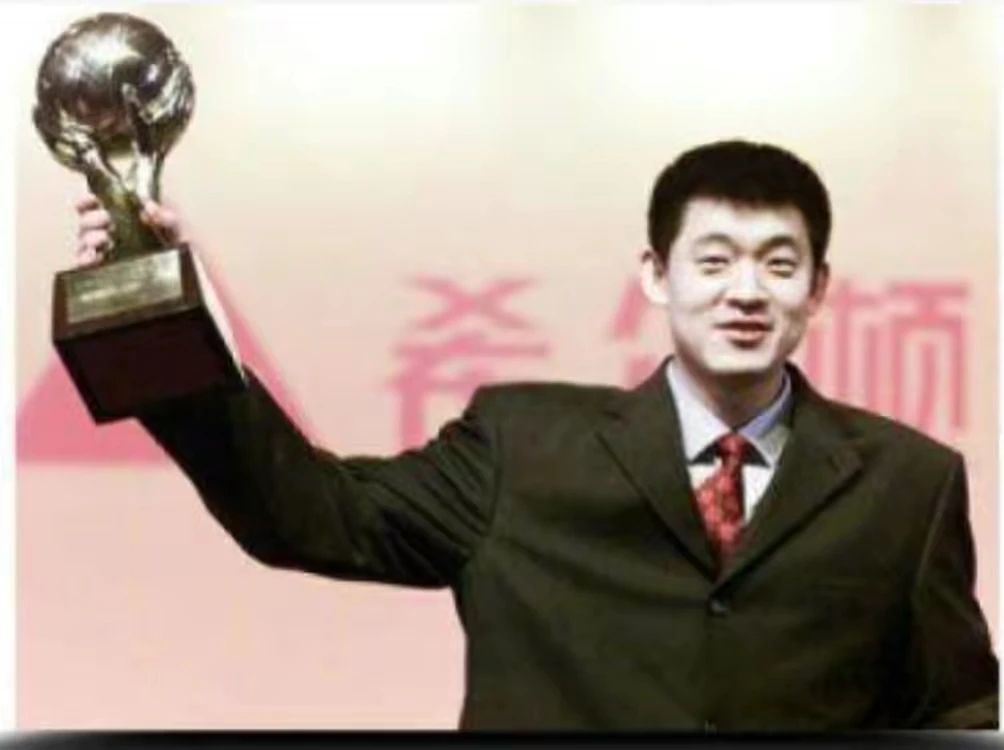 在颁奖仪式上,孙军携妻子蒋丽一起登场,蒋丽还在现场朗诵了诗歌《球员